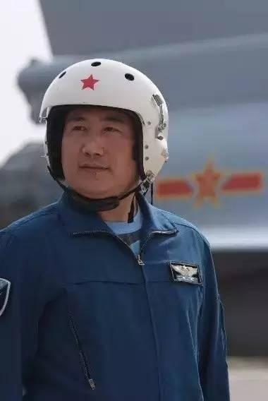 歼20首席飞行员曝光：何斌斌被称为“中华侧杆第一人”