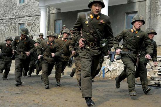 资料图：朝鲜人民军部队演习中紧急出动